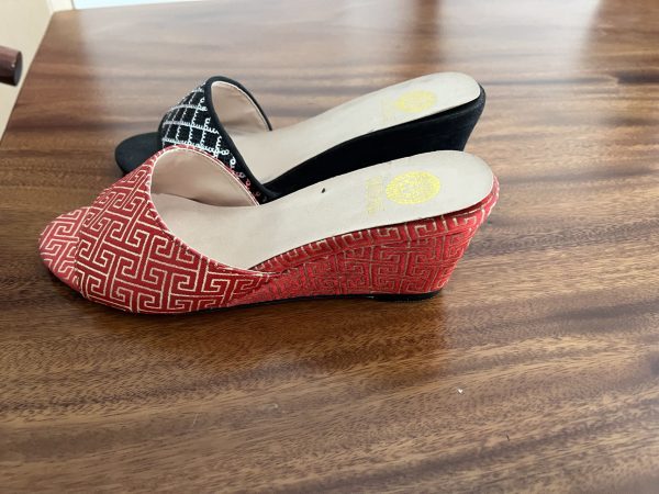 High-heeled slippers